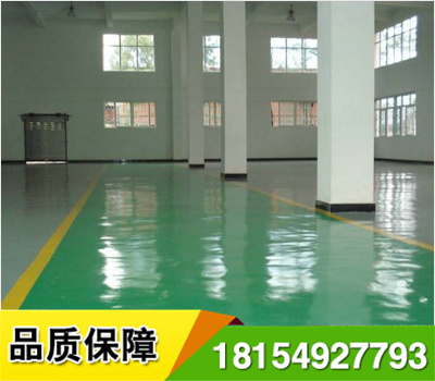 環(huán)氧樹脂砂漿地坪漆施工注意事項 1、環(huán)境溫度為25℃時，施工后2-3天應(yīng)達到實干，即硬度達到完成固化的80%左右； 2、表面不能出現(xiàn)發(fā)粘現(xiàn)象； 3、氣泡：平涂型、砂漿型無氣泡，自流